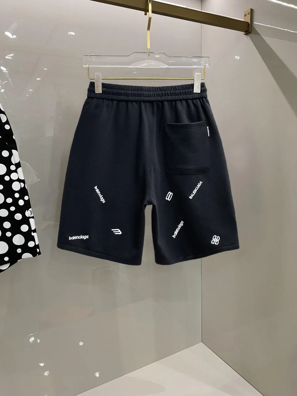 Balenciaga's three-standard complete 2026 summer New Arrival men's casual shorts, advanced custom-made Breathable fabric, Breathable fabric, extremely stretchy and comfortable, impeccable details, top-grade accessories, original logo design concept, delicate and soft feel! The upper body fit is awesome! Size: M-XXXL Please state your height and weight when ordering